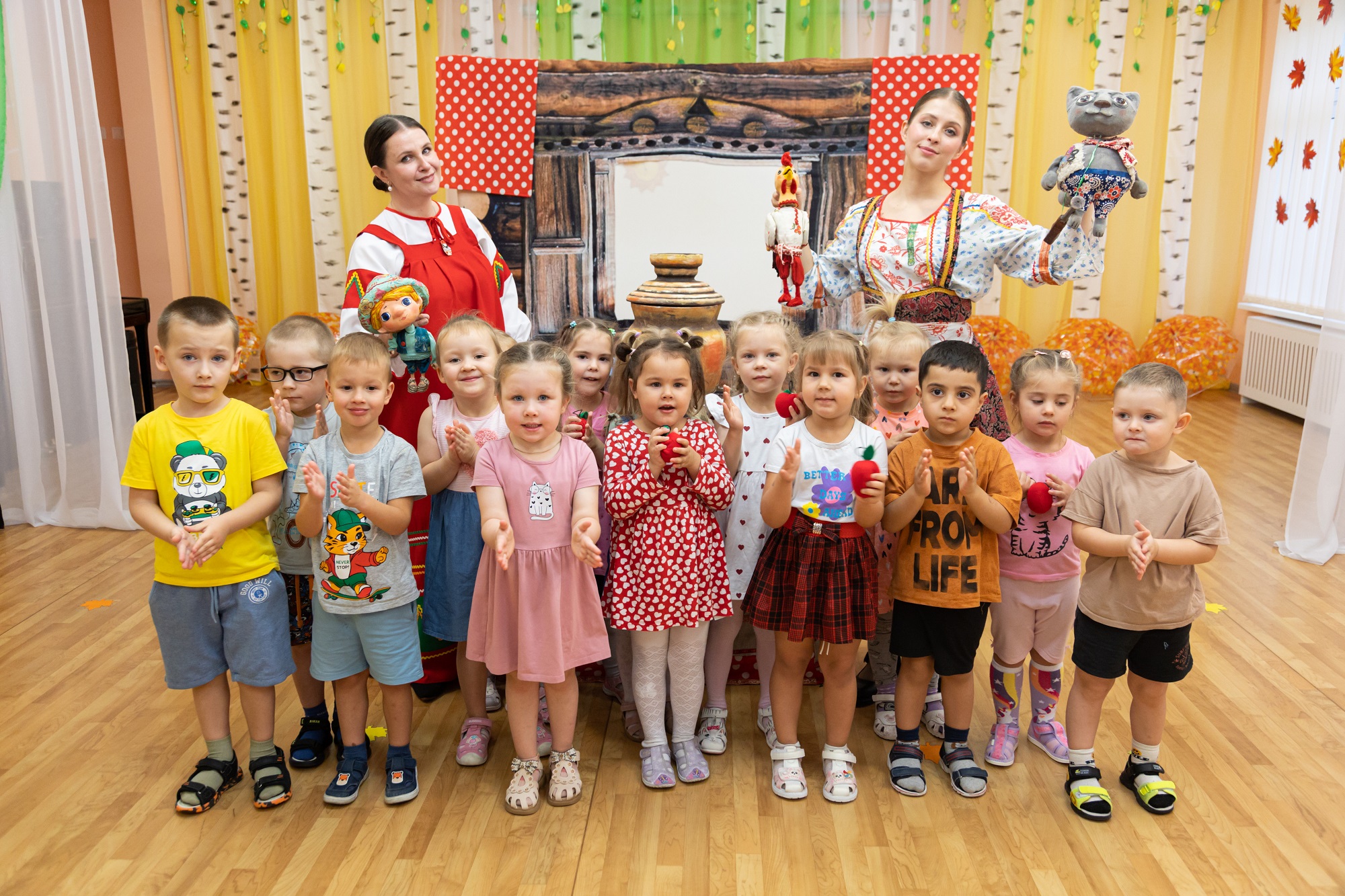 Волонтеры БХК организовали показ кукольного спектакля «Жихарка» для маленьких жителей Усть-Луги