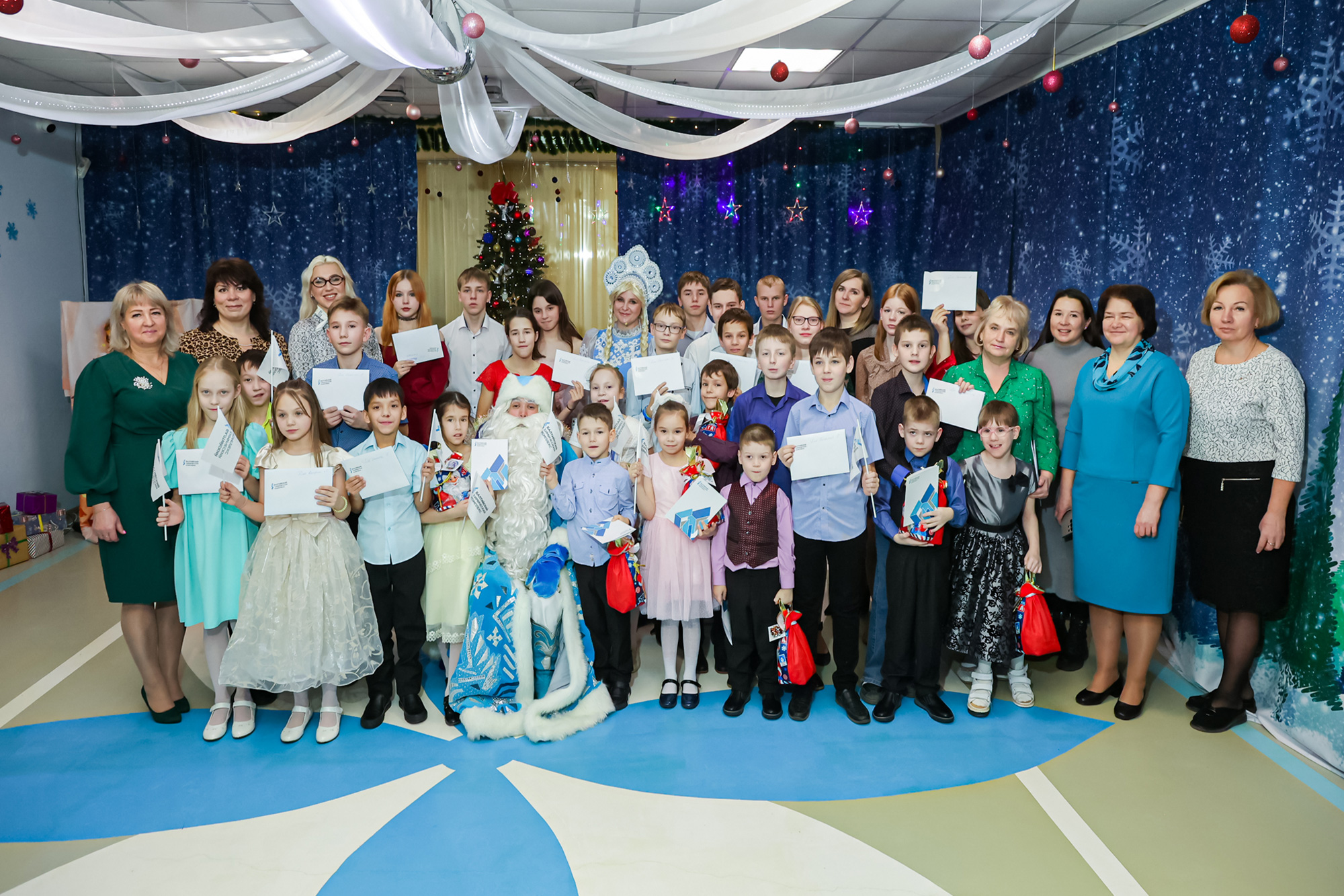 Волонтеры БХК поздравили воспитанников социальных учреждений Кингисеппского района с Новым годом